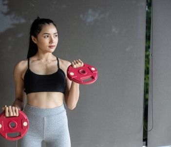 women-exercising-with-two-dumbbell-weight-plates_1150-16514