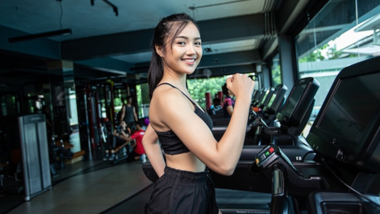 women-jogging-treadmill-gym_1150-16466