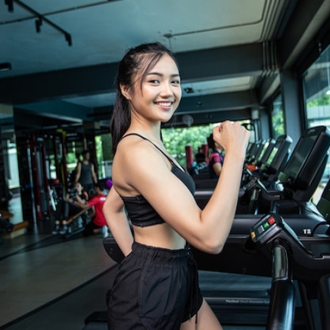 women-jogging-treadmill-gym_1150-16466