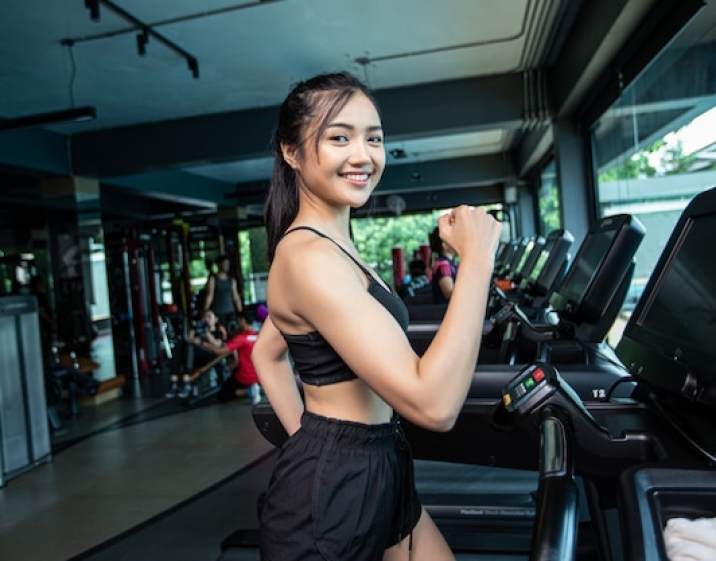 women-jogging-treadmill-gym_1150-16466