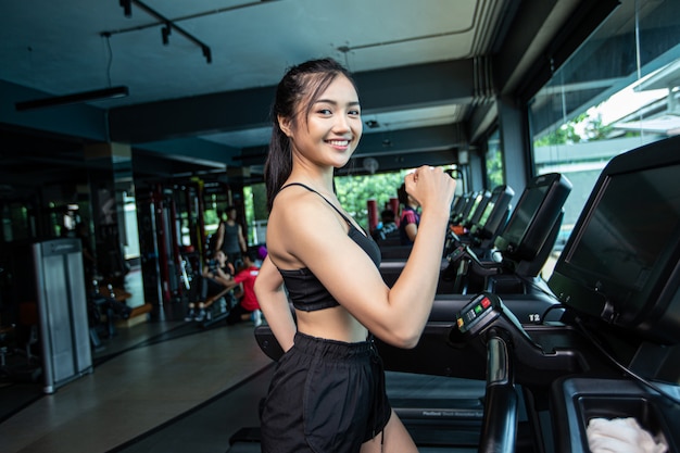 women-jogging-treadmill-gym_1150-16466